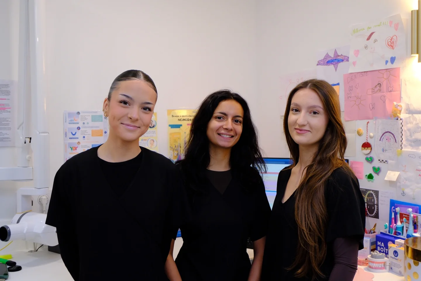 De gauche à droite : Cheryne, Shayness et Eliza, les assistantes du cabinet